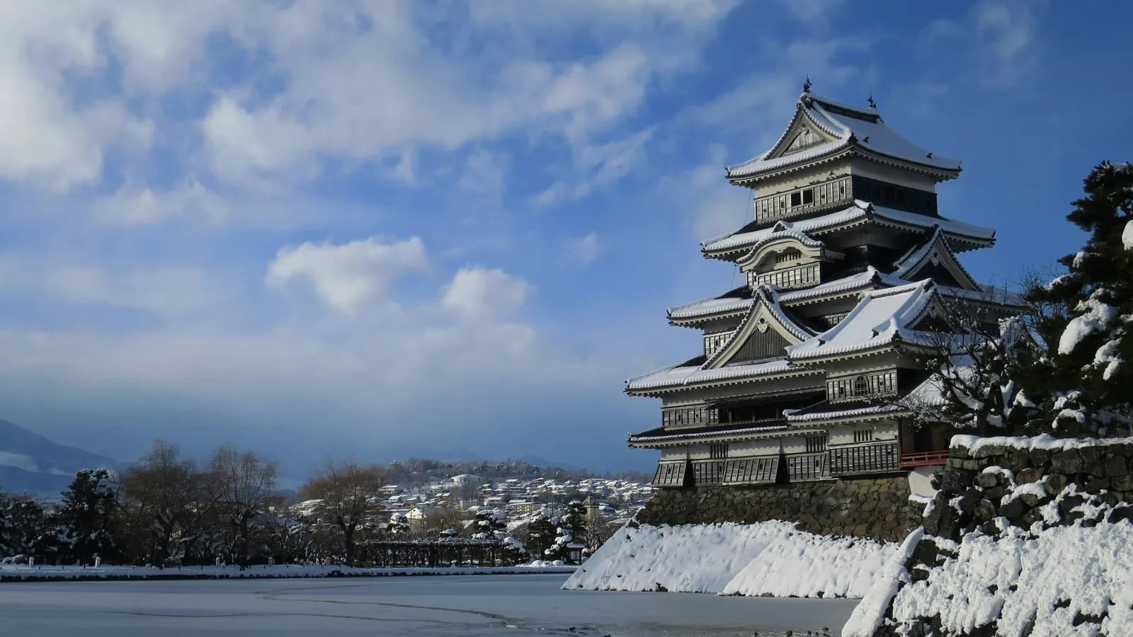 마쓰모토: 까마귀 성과 민예의 거리